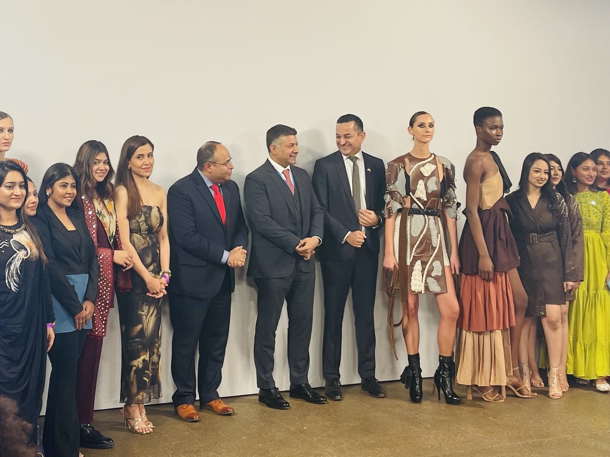 It’s #LondonFashionWeek…
And India’s #Khaadi is on the ramp!

Designers are young Indian women btw 18-24 yrs &amp; outfits are an eclectic mix from only Khaadi to those that incorporate Khaadi with other textiles to create a chic yet effortless look. 

#LFW
#SustainableFashion