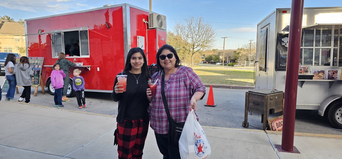 rabareads's tweet image. Didn't have to make dinner thanks to Sweet Treats &amp;amp; Eats &amp;amp; @LKFood82 food trucks &amp;amp; Raba student Council! Perfect Friday night! @Michell29274669 @sonyargarcia @JasoTiffany @NISDRabaES #rabaignited #studentcouncil #foodtrucks #movienight #rabafun