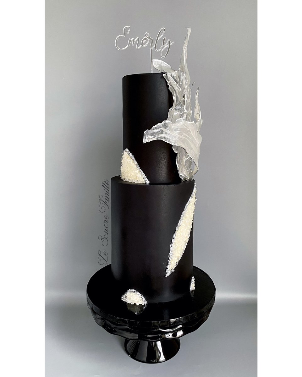 bakestreetapp's tweet photo. The 2 tier tall black cake is a stunning creation, with its sleek and sophisticated appearance sure to impress all who see it.  Book your next custom cake today on @bakestreetapp

#nybaker #customcakes #makeitspecial #blackcake #geodecake #isomaltsails https://t.co/yQAUA5Ua3e