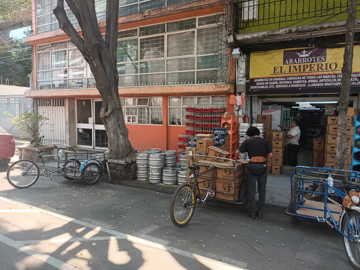 AlcCuauhtemocMx's tweet photo. Fueron retirados enseres que obstruían el espacio público de la calle de Frontera esquina #AvenidaChapultepec. 
📍#ColoniaRomaNorte
🌟#NoParamos https://t.co/NjWs70WQCz