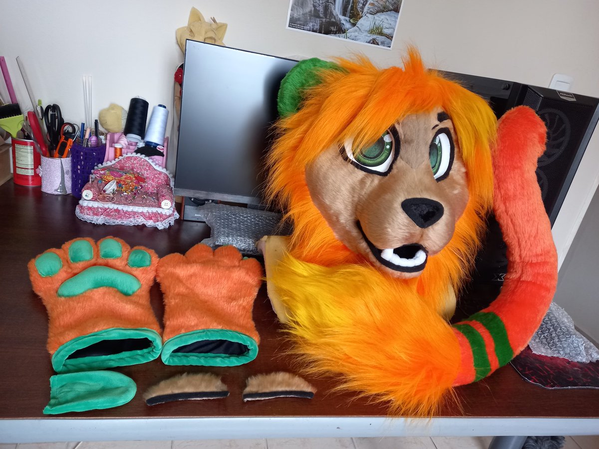 ChainaSilverfox's tweet image. This fursuit friday is born Marli the lion! 🦁🧡
Welcome to the Valley... of Fursuits!!! 
[Minipartial fursuit commission n°22]
-head lined inside
-paws with plush and inside lining
-tail with pompon 
-Velcro eyelids
-Tongue with velcro