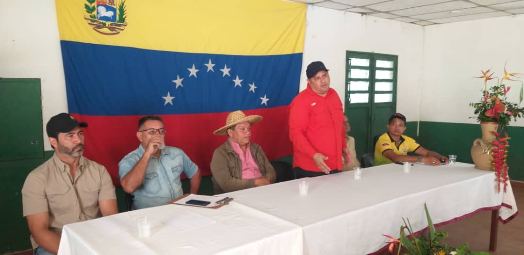 Sec_EP_ElPalmar's tweet photo. La @Sec_EP_ElPalmar através del Alcalde #DavidRamos sostuvo primer encuentro con productores, productoras y poder popular del municipio Padre Pedro Chien, planificando y agilizando el Plan Siembra "Sin Maíz no hay País". @NicolasMaduro @amarcanopsuv
#ElEsequiboEsDeVenezuela https://t.co/xWeC6ZaUJU