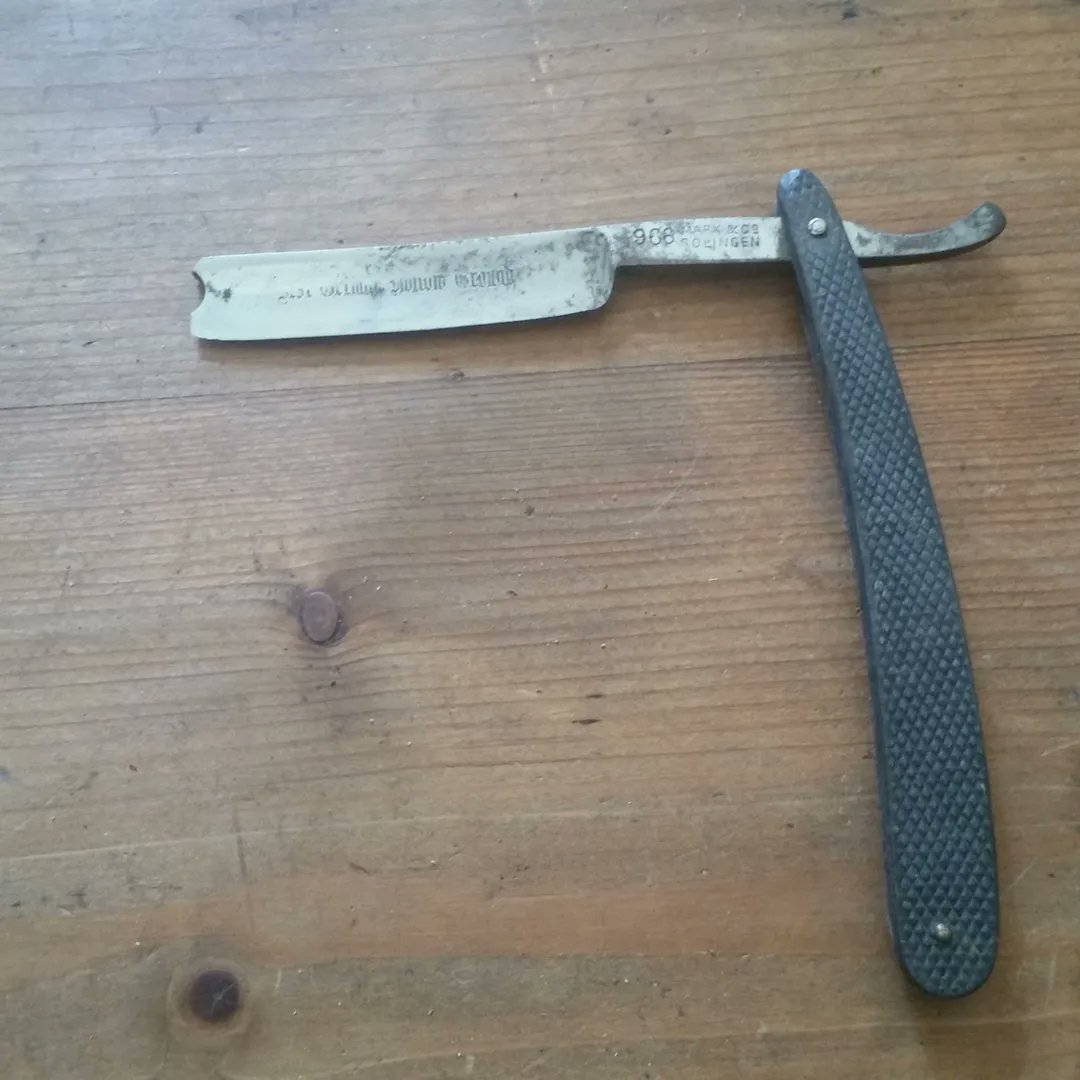 PumpjackP's tweet image. Antique SOLINGEN MARX and CO Straight Razor with Barber's Notch - Etsy France buff.ly/410vVE5 #pumpjackpiddlewick #solingen #BARBERSHOP #antiques #antiquerazor #edwardian #victorian #shaving #straightrazor #gentleman #gentlemansclub #mensgrooming #Giftforhim #beard #shave