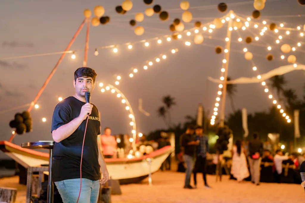 binance's tweet photo. Ayubowan Galle 🇱🇰

200 Binancians got stuck into a number of fun activities during our beachside meetup in Galle, including Kahoot, a live band performance, and the #HODLmeClose challenge. https://t.co/agF6EpQ4a2