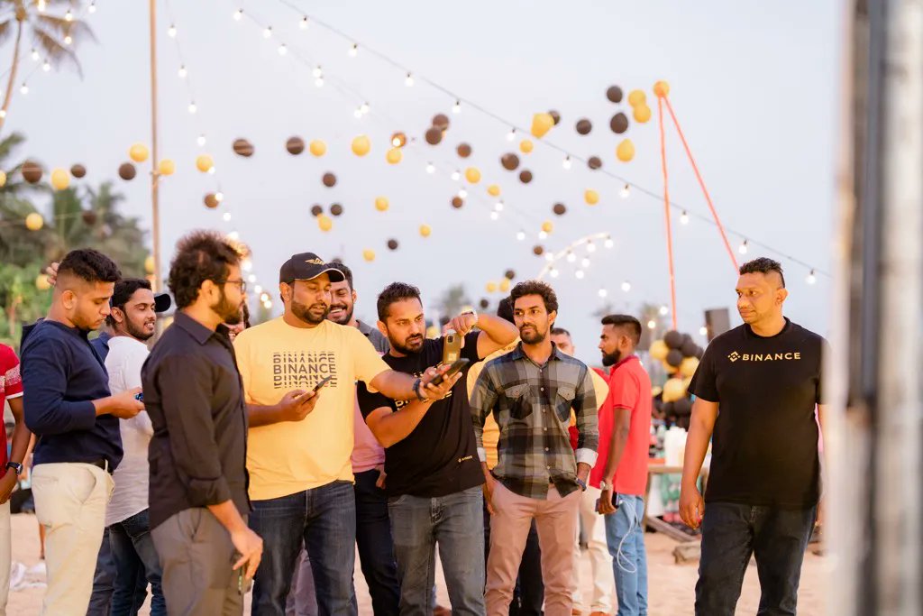 binance's tweet photo. Ayubowan Galle 🇱🇰

200 Binancians got stuck into a number of fun activities during our beachside meetup in Galle, including Kahoot, a live band performance, and the #HODLmeClose challenge. https://t.co/agF6EpQ4a2