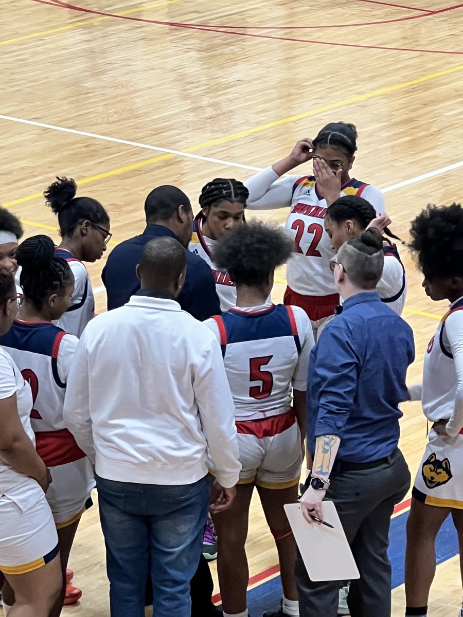 SunNFun68's tweet image. Coach Richardson draws up the play during a Husky timeout!  #QuickScore