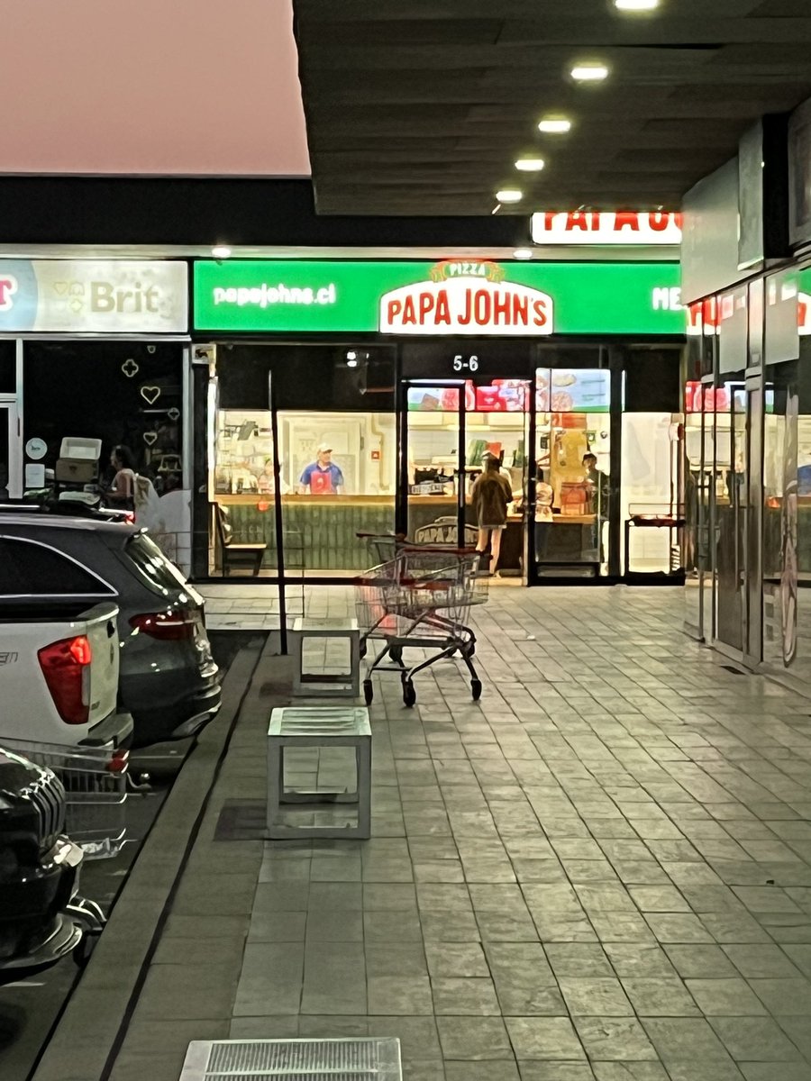 Local <a href="/pizzahut/">Pizza Hut</a> 8 oriente en Chiguayante le pusieron competencia al lado de <a href="/PapaJohns/">Papa Johns</a> y en vez de mejorar para fidelizar clientela han empeorado incluso manteniendo un viernes a las 20:30 horas cerrado ¿Que onda <a href="/pizzahut/">Pizza Hut</a> ?