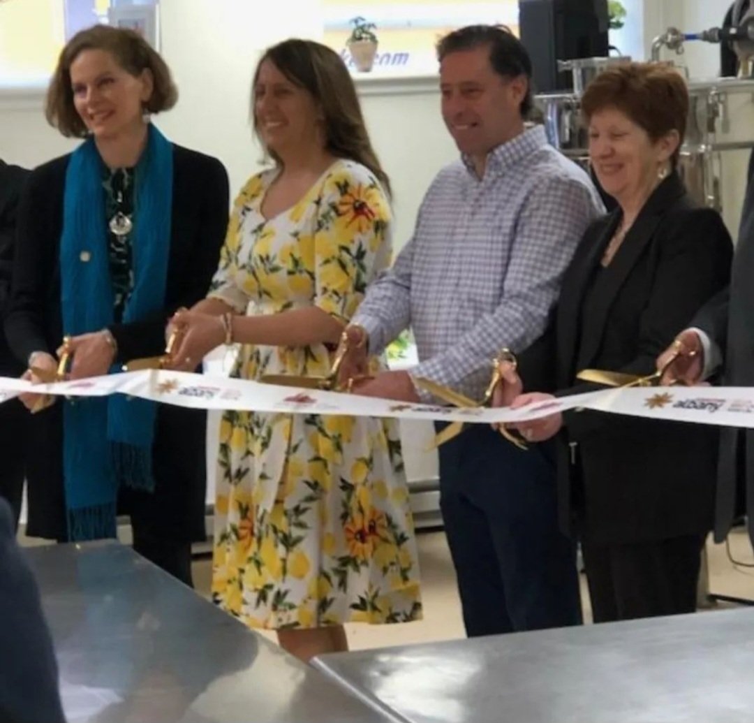 NanisIced's tweet photo. Thank you to everyone who came out to support!!!! We had a ribbon cutting 200 years in the making and it was amazing! ✂️🥳🍋Thank you to @AlbanyBID @MCCoyCountyExec @RepPaulTonko @ParkAlbany @NeilBreslin46 @PatriciaFahy109 @Business_4_good  #nanisicedtea #albs #cheers 🍋 https://t.co/jiyeBVlSFH