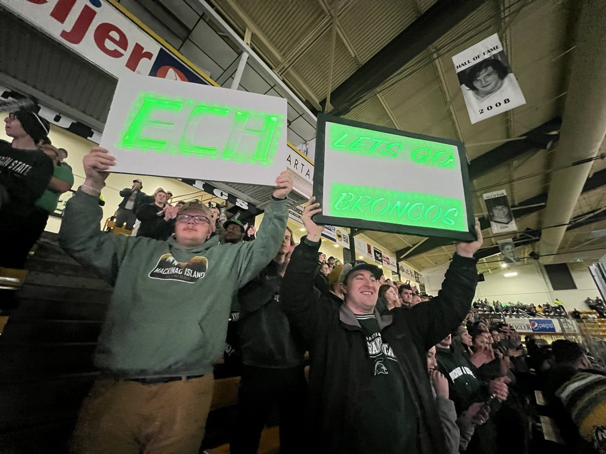 nick_ponton's tweet image. Spartan hats and green signs throughout the @LawsonLunat1cs at tonight’s @WMUHockey game.  As soon as the anthem ended, a lone voice yelled out a “Go Green” followed by the entire arena replying “Go White!”