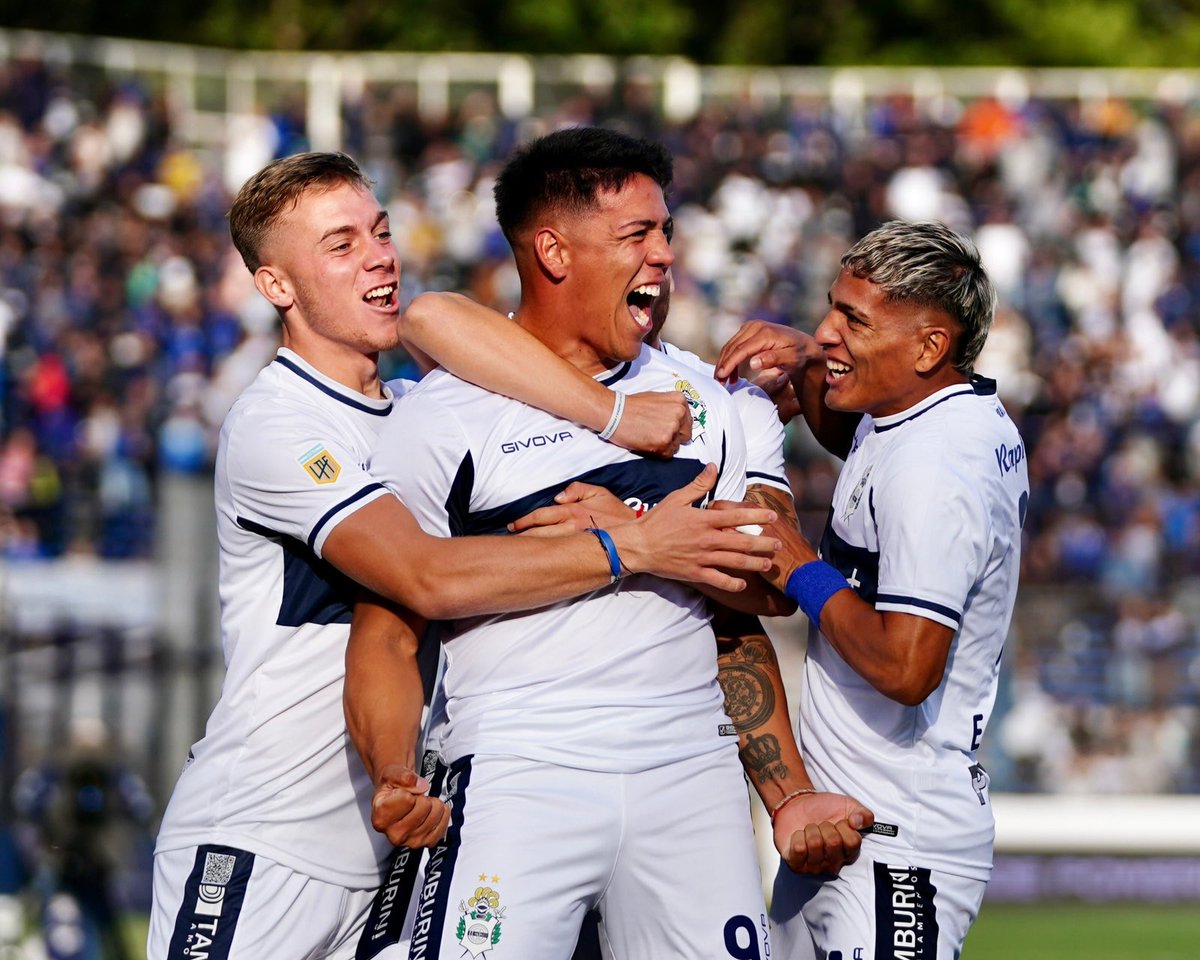 Consaborafutbol's tweet photo. 🐺 EL LOBO ESTÁ

Con goles de Contín y Ramírez, Gimnasia le ganó 2-0 a Instituto y consiguió su primer triunfo en el campeonato.

• Hasta el momento, sumaba un empate y dos derrotas. https://t.co/1DGSwDKWHv