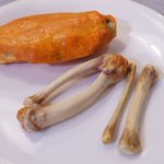 美味しそうな辛味チキン!実は木彫りだった!