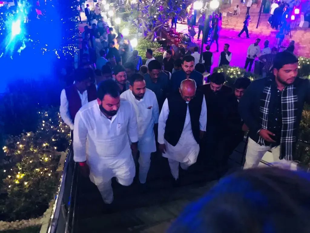 कल भोपाल में NSUI प्रदेश अध्यक्ष साथी भाई आशुतोष चौकसे जी के विवाह कार्यक्रम में सम्मिलित होकर नव वैवाहिक जोड़े को दापंत्य जीवन की शुभकामनाएं प्रेषित किया... 
<a href="/digvijaya_28/">Digvijaya Singh</a> <a href="/VipinWankhede_/">Vipin Wankhede</a> <a href="/AASHU_NSUI/">Aashutosh Chouksey (Aashu)</a>