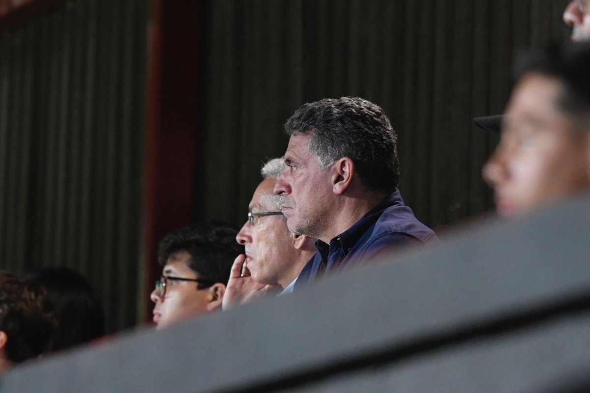 El señor Luis Fernando Suárez fue a ver la goleada del León.🦁
