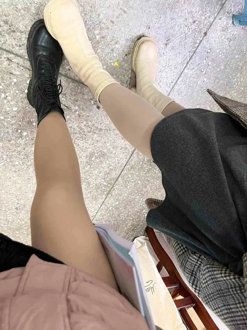 校内女神，校外傻逼婊子母狗。
校内衣着保守，校外丝袜高跟。
校内努力学习，校外女爹至上。
傻逼颖颖今天要被主人派到宾馆陪客，给主人赚穴汗钱，太开心了。对于追我的男孩子我只想说，(猜猜我穿内裤了吗？) https://t.co/1Y9vDcOj3W