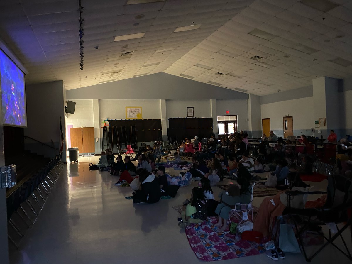 NISDRabaES's tweet image. The Perfect Friday night! Raba Student Council hosts Movie Night with Luna BBQ and Sweet Treats &amp;amp; Eats food trucks @LKFood82  @Michell29274669 @sonyargarcia @JasoTiffany @MelissaEagen 
 @NISDRabaES #rabaignited #studentcouncil #foodtrucks #movienight #rabafun #RabaRattlers