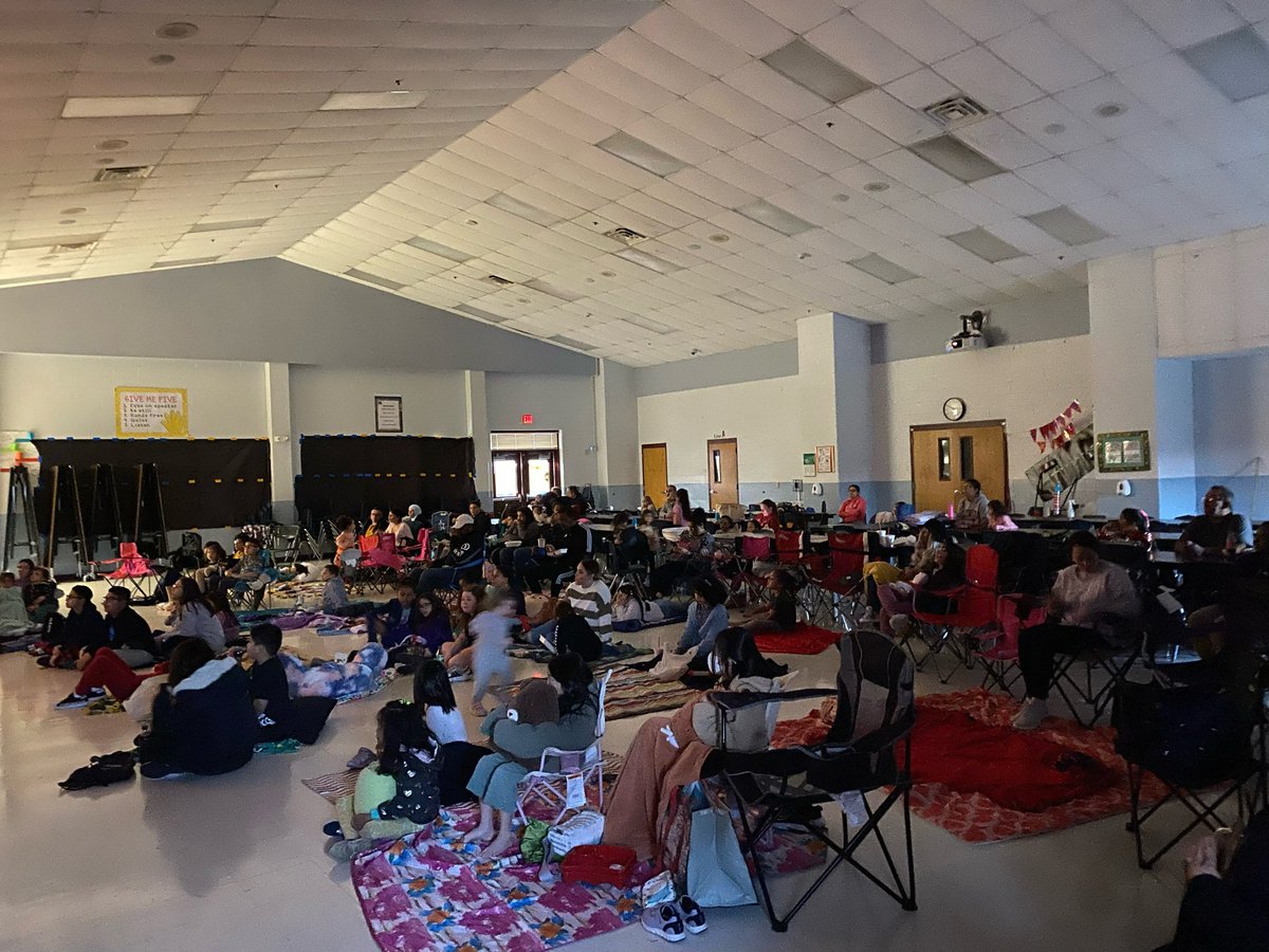 NISDRabaES's tweet image. The Perfect Friday night! Raba Student Council hosts Movie Night with Luna BBQ and Sweet Treats &amp;amp; Eats food trucks @LKFood82  @Michell29274669 @sonyargarcia @JasoTiffany @MelissaEagen 
 @NISDRabaES #rabaignited #studentcouncil #foodtrucks #movienight #rabafun #RabaRattlers