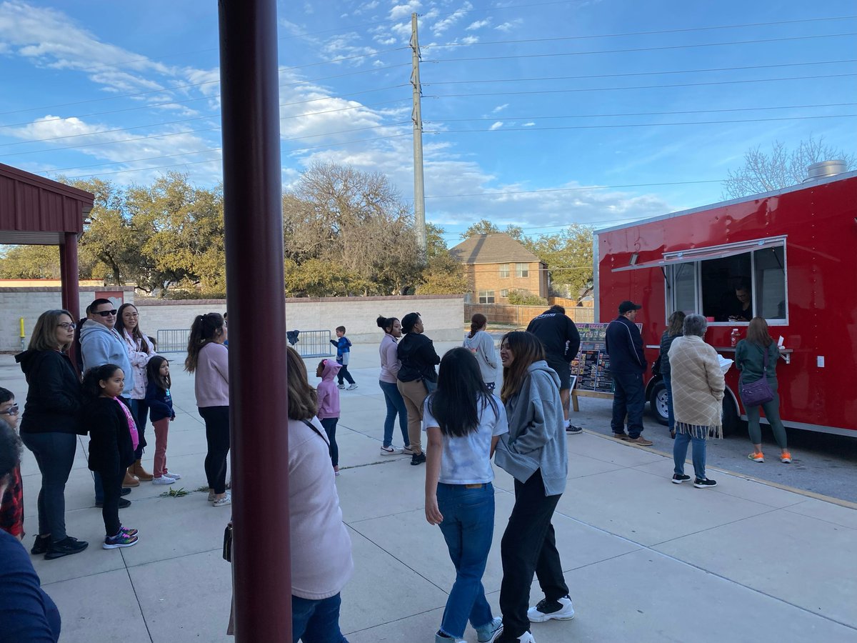NISDRabaES's tweet image. The Perfect Friday night! Raba Student Council hosts Movie Night with Luna BBQ and Sweet Treats &amp;amp; Eats food trucks @LKFood82  @Michell29274669 @sonyargarcia @JasoTiffany @MelissaEagen 
 @NISDRabaES #rabaignited #studentcouncil #foodtrucks #movienight #rabafun #RabaRattlers