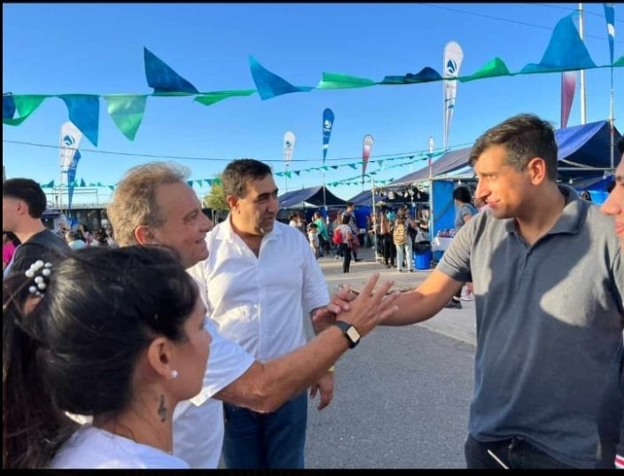 richard_verdugo's tweet photo. El Periodismo se transformó o algunos, quizás siempre fueron así. 2 caras, como las monedas, aunq a algunos les gustan los verdes y no hablo de Mates. No se critica a funcionarios del  #MPN, ahora se es amigo, socios o funcionales al poder.  #16a 
#periodismo #neuquen #jxc #pro https://t.co/GCp38Eo2bw
