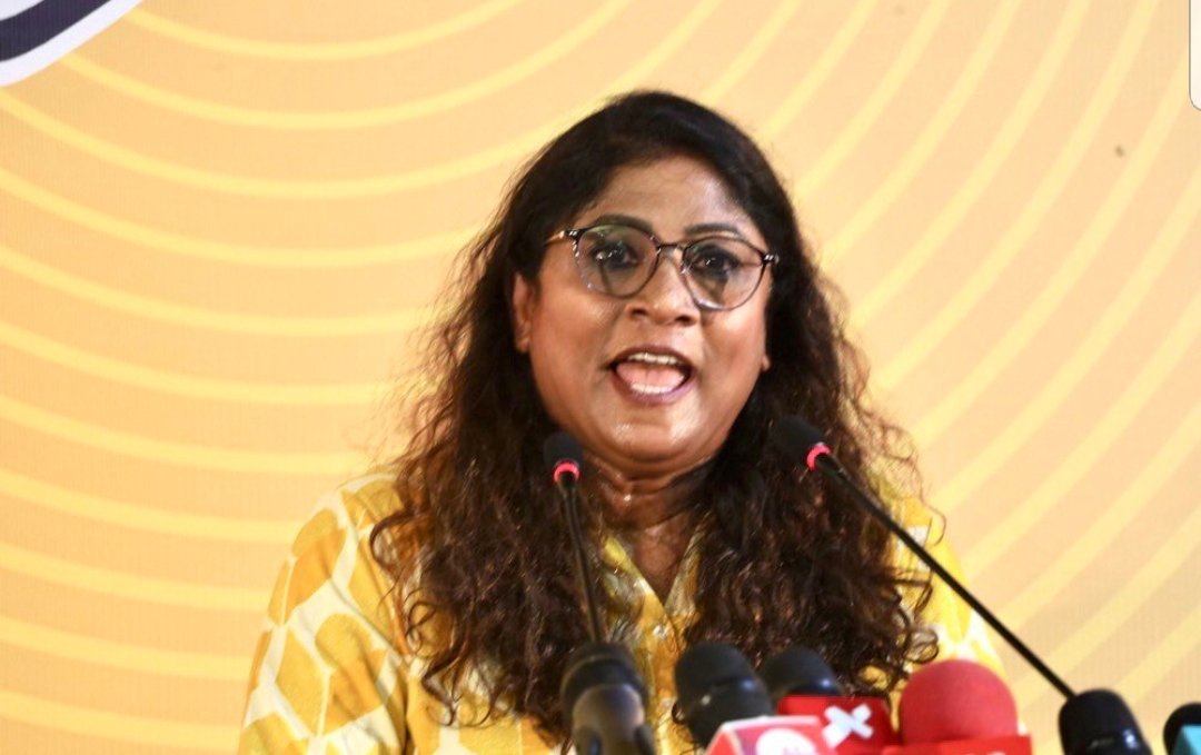Ali59681228's tweet photo. Lady boy #BotOut ޑިފެންސް މިނިސްޓަރު މާރިޔާ އިންޑިޔާގައި ހައްޔަރުކޮށް ޑީޕޯޓްކުރި އަބްދުއްސަމަދަށް މަލާމާތްކޮށް ކުޑައިމީސްކުރަނީ
#IndiaOut #ibuisthufaa #AnniOut #mariyaout https://t.co/E413HJ4g1t