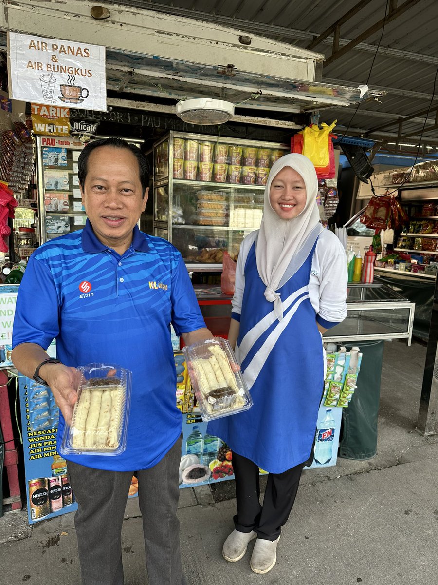 ahmadmaslan's tweet image. Sarapan #NasiGoreng 8.30 pagi di Hentian Sebelah #YongPeng #PLUS menuju ke #Benut #Pontian

Beli #nanas, betik, air &amp;amp; #lempeng drpd gerai 2 anak muda utk 2 staf yg bersama.

Moga hidup anda sentiasa ceria, bahagia di samping gigih &amp;amp; bijak mencari #RezekiHalal utk diri &amp;amp; keluarga.