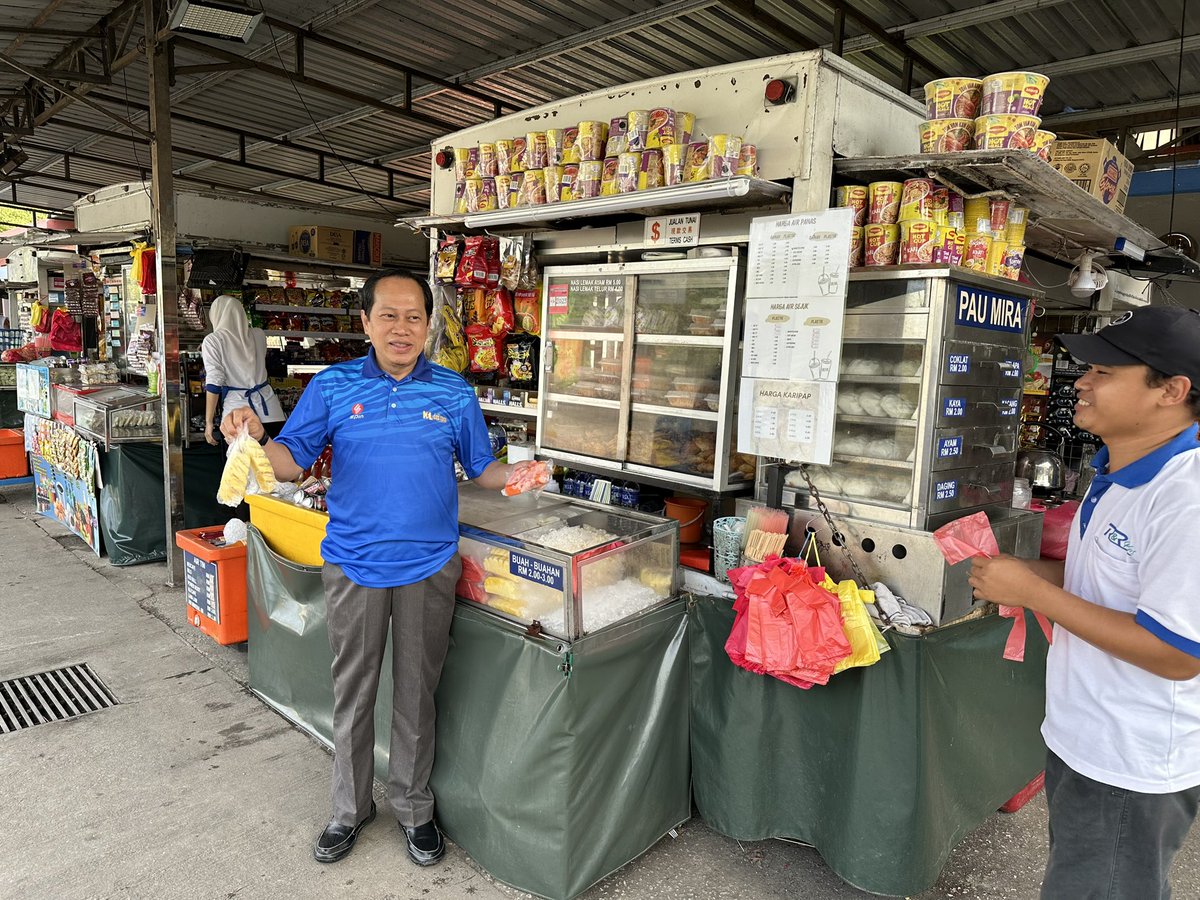 ahmadmaslan's tweet image. Sarapan #NasiGoreng 8.30 pagi di Hentian Sebelah #YongPeng #PLUS menuju ke #Benut #Pontian

Beli #nanas, betik, air &amp;amp; #lempeng drpd gerai 2 anak muda utk 2 staf yg bersama.

Moga hidup anda sentiasa ceria, bahagia di samping gigih &amp;amp; bijak mencari #RezekiHalal utk diri &amp;amp; keluarga.