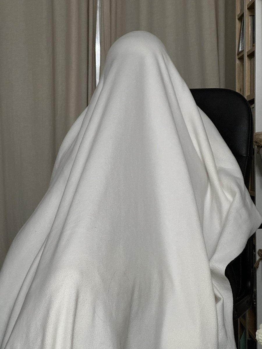 sandraajimenezz's tweet photo. No sé si tengo en mi salón a luis Rivero o al bizcocho 👻 #COAC2023Final https://t.co/IBYhYUTriu