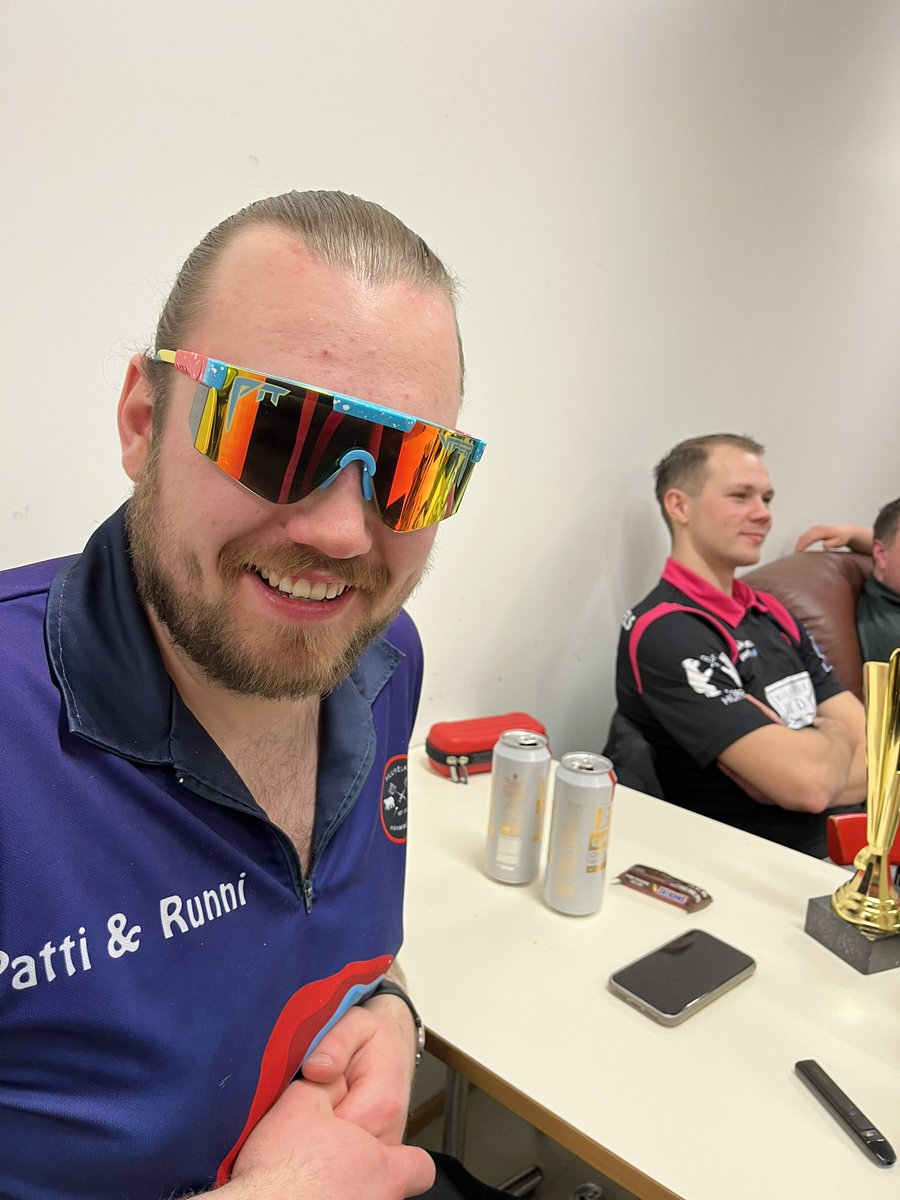 B-týpan af <a href="/tommisteindors/">Tómas</a> lét þennan á bakvið skeina sér í A-riðli deildarkeppni Pílufélags Hvammstanga.
Hann fékk þó að máta <a href="/PitViperShades/">Pit Viper</a> í sárabót.