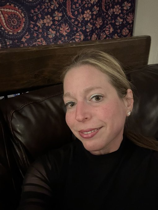 After work date night 💋 xoxo 🍑 let&rsquo;s see what fireworks 💥 🎆  🎇 happen after dinner? Comment what you