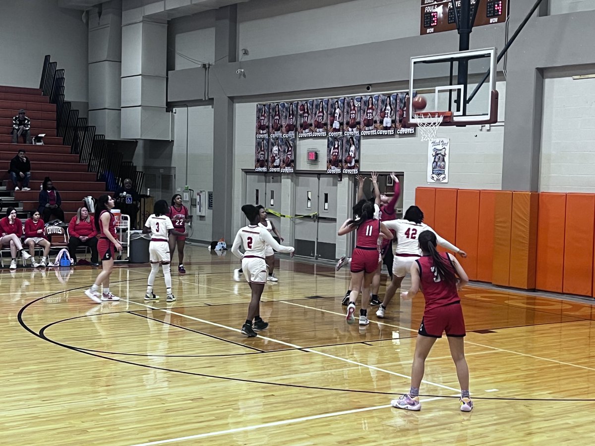 VMHS_BISD's tweet photo. Gooo Lady Chargers!!! 🏀🏀🏀 https://t.co/DJ22VAZoG7