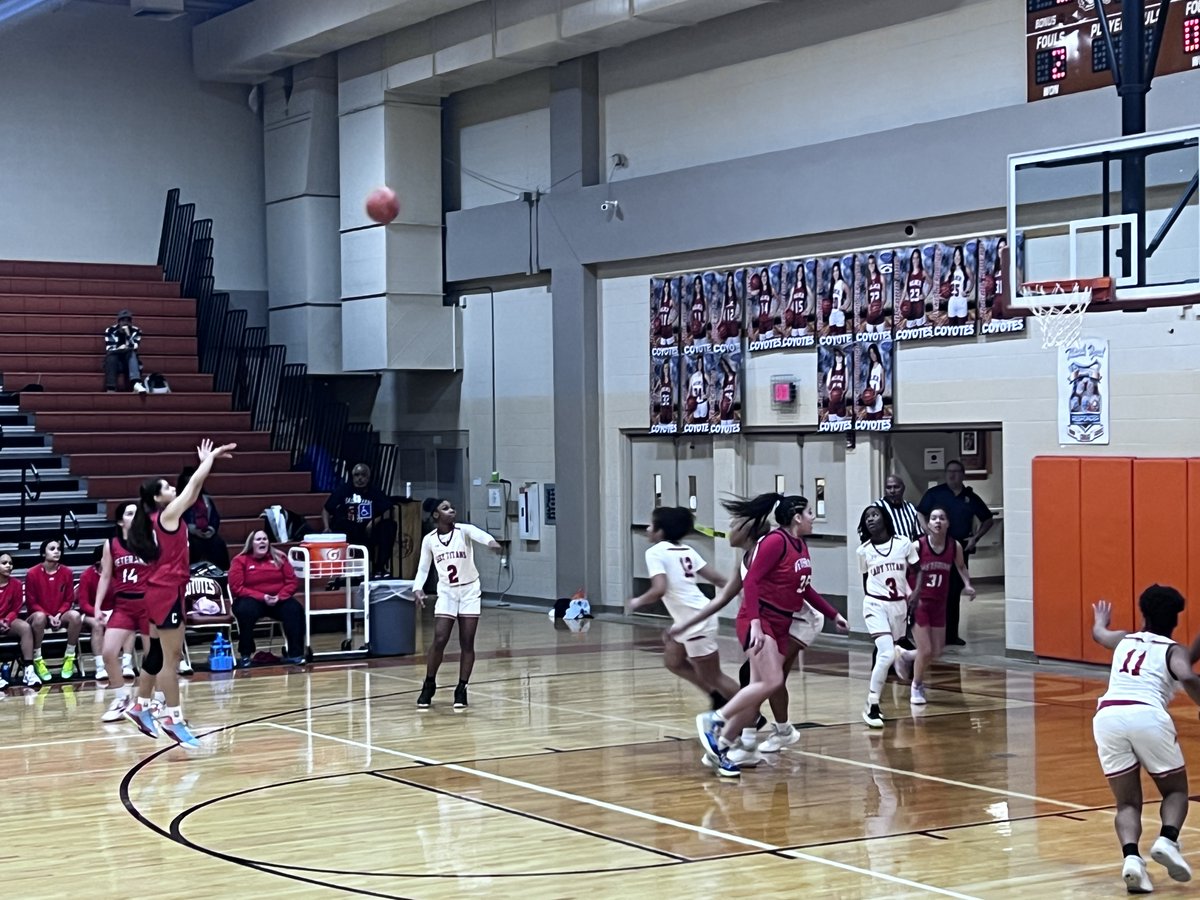 VMHS_BISD's tweet photo. Gooo Lady Chargers!!! 🏀🏀🏀 https://t.co/DJ22VAZoG7