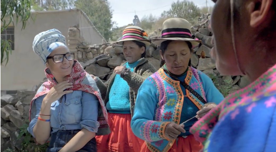 FAOPERU's tweet image. En los Andes peruanos las alpaqueras crían 🦙 y tejen su lana. La diseñadora Stella Jean colaboró ​​con ellas llevando sus diseños tradicionales al mercado internacional.

Conoce esta iniciativa de @UNmountains y @FAO que empodera a las mujeres 

📹bit.ly/3IbyeMc
