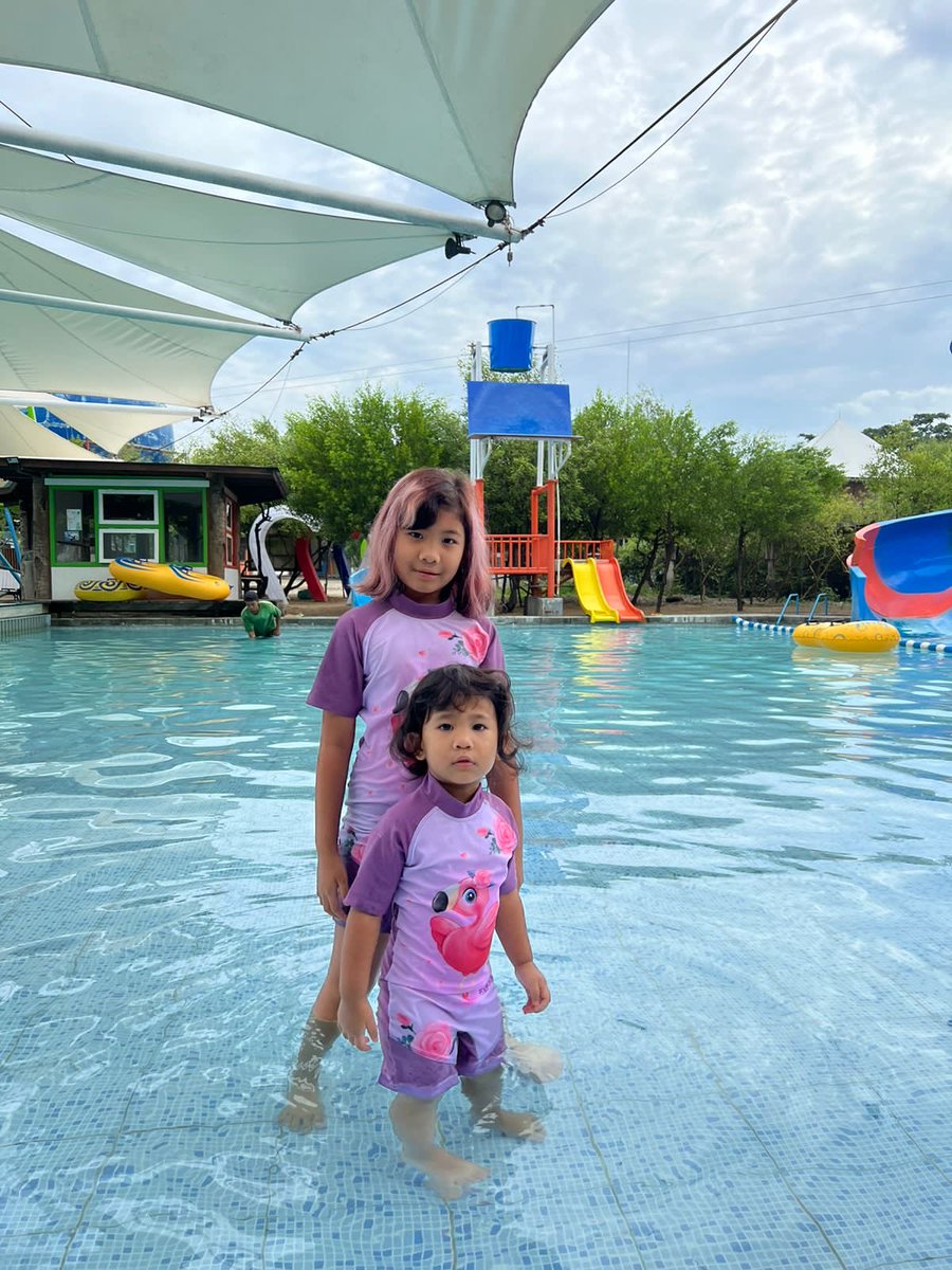 Di sebuah desa di Probolinggo, Majda, cucuku ikut orang sekampung, berkerumun di pinggir jalan. Saat turun dari mobil sy raih Majda utk diajak pulang. Eh, dia tak mau diajak pulang. Bilangnya, "Aku mau nonton menteri akan datang". Rupanya dia tak tahu bhw kajeknyalah yg menteri🤣