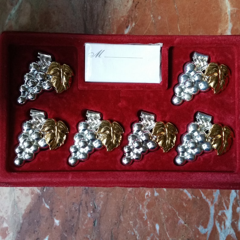 PumpjackP's tweet image. Vintage Wine Lover Place Card Holders and Knife Rests in silver and gold - Etsy France buff.ly/3Sauwag #pumpjackpiddlewick #winelover #24carat #gold #silver #giftforhim #giftforher #frenchwine #tabledecoration #countrylife #vintagestyle #winetasting #winelovergift #wine