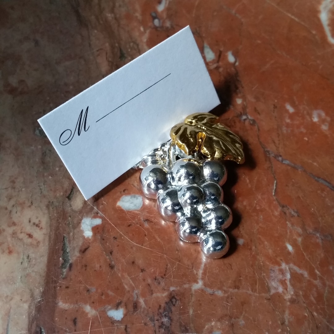 PumpjackP's tweet image. Vintage Wine Lover Place Card Holders and Knife Rests in silver and gold - Etsy France buff.ly/3Sauwag #pumpjackpiddlewick #winelover #24carat #gold #silver #giftforhim #giftforher #frenchwine #tabledecoration #countrylife #vintagestyle #winetasting #winelovergift #wine