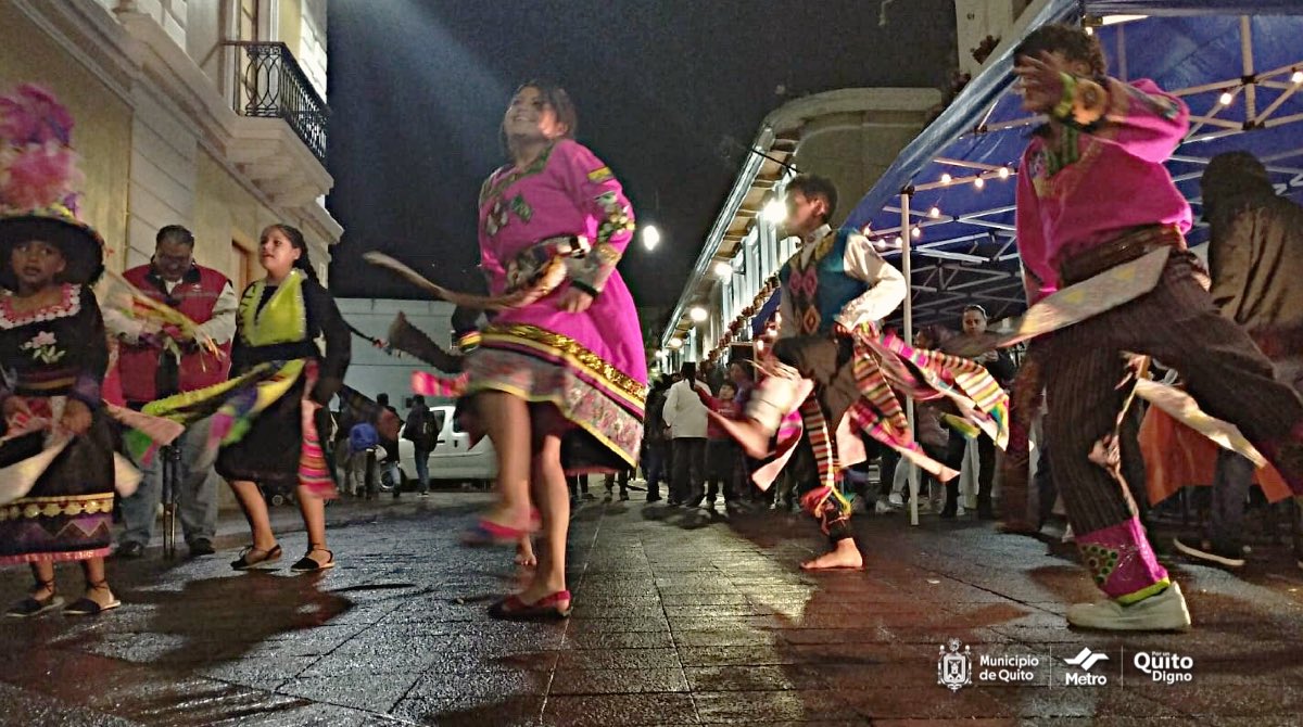 MetrodeQuito's tweet photo. 🎊En el inicio del feriado, los artistas son parte de la jornada #AlCentroEnMetro.
Las familias disfrutan de las actividades culturales que se realizan en el #CentroDeQuito 🎷💵
#ElMetroTeConecta con quienes amas,💓 https://t.co/E4rcRphjYa