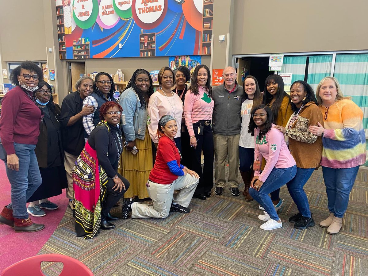 NstructorThomas's tweet image. Alabama’s favorite weatherman, James Spann, visited our library today. Our students really enjoyed. Great things are always happening in CES’s Library!!! 🌦📚 @ASLAlib @TCSLibrarySquad #ALLibraries @TCSBoardofEd @spann @MsCWashington2 @DeniseSF4