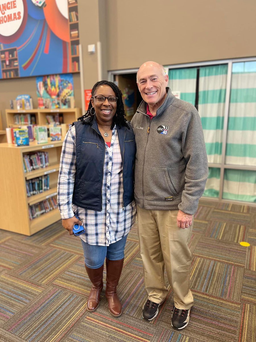 NstructorThomas's tweet image. Alabama’s favorite weatherman, James Spann, visited our library today. Our students really enjoyed. Great things are always happening in CES’s Library!!! 🌦📚 @ASLAlib @TCSLibrarySquad #ALLibraries @TCSBoardofEd @spann @MsCWashington2 @DeniseSF4
