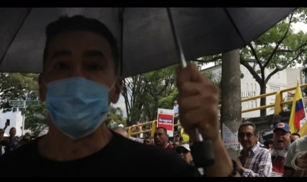 mapias15's tweet photo. Este es uno de los hombres que agredieron a los periodistas en Medellin en  la marcha del 15 de feb. Este es "sombrillaman" el q golpeo a @Daniela42126378 . Ayudemos a encontrarlo https://t.co/Z7IkBlzU6T
