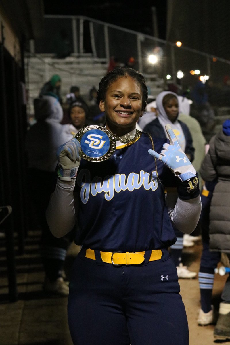 SUsoftball_'s tweet photo. ‼️FIRST COLLEGIATE HIT WAS A HOME RUN BY THE FRESHMAN @jaeslyn19‼️ Your score is 1️⃣-0️⃣! https://t.co/R7WSQVfi9d