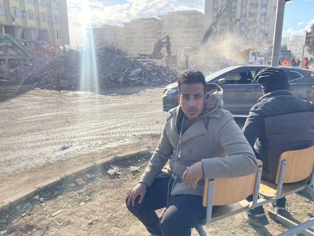 ستبقى هذه التغطية عالقة في الذاكرة .. كلما بقيت تلازمنا رائحة الجثث ويرن في مسامعنا نحيب الأمهات .. ولحظات الهدوء التي قد يُسمع فيها إنسان تحت الأنقاض .. ومشهد لن يمحى لتسمر الأهالي لأيام بحثًا عن ابنائهم برغم الطقس شديد البرودة. #زلزال_ترکیا_وسوريا