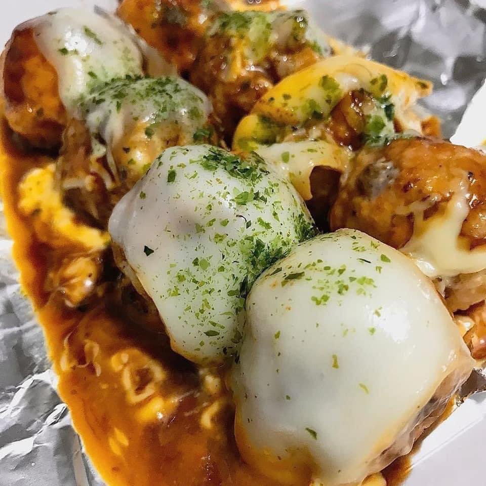 iteyoupone's tweet photo. takoyaki 🤤 https://t.co/bV8ZNoeCCb