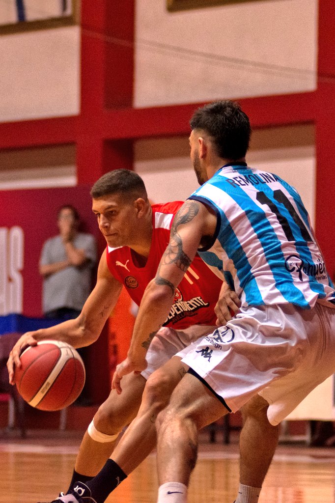 Independiente's tweet photo. 🏀 ¡GANÓ #INDEPENDIENTE!

El Rojo le ganó a Racing por 78 a 76 en el Bottaro y continúa invicto en el torneo.

#TodoRojo 🔴 https://t.co/PWLYunA1jI