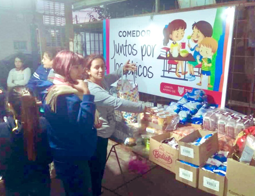 ✌🏻Hoy los compañeros del comedor “Juntos por los Chicos”, realizaron #ComidaSolidaria  para las familias del barrio #SanPablo y #ElPalito, agradecemos al intendente @ZamoraJulio por el apoyo.
“Donde existe una necesidad nace un derecho”