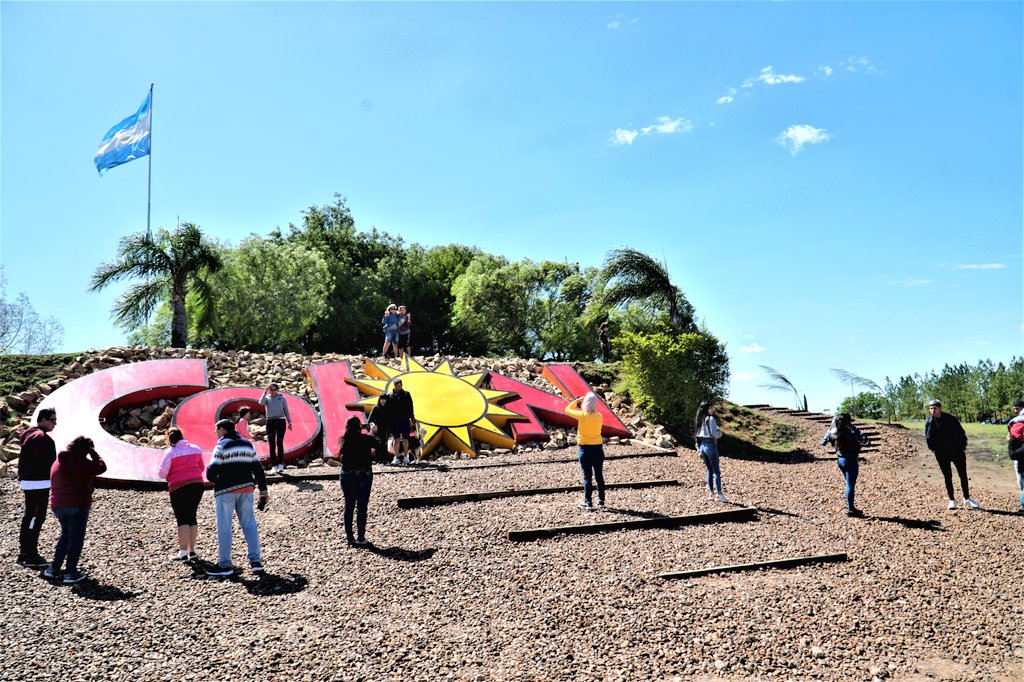 Colón al 100%! Para este fin de semana extra largo de #carnaval completamos la capacidad de alojamientos. Ofrecemos una amplia y variada agenda de eventos, #gastronomía #playas #termas y mucho más! <a href="/maracasaad/">María Laura Saad</a> <a href="/bordet/">Gustavo Bordet</a> <a href="/turismocoloner/">Turismo Colón Entre Ríos</a> <a href="/MatiasLammens/">Matías Lammens</a> <a href="/TurDepAR/">Ministerio de Turismo y Deportes</a> @TurismoNacionAR