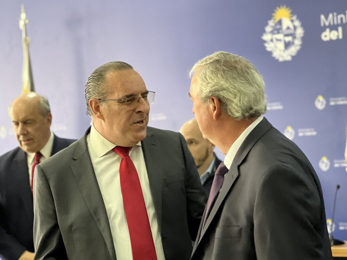 Luisaheber's tweet photo. Se llevó a cabo la firma de un convenio entre el @Minterioruy y @bseuruguay a través del cual el ministerio del interior adquiere el Ex Hospital del Banco de Seguros.

Con 8000 m2 para oficinas, por las que se dejará de pagar alquileres y se mejorarán las condiciones de trabajo. https://t.co/7rWJJtdUds