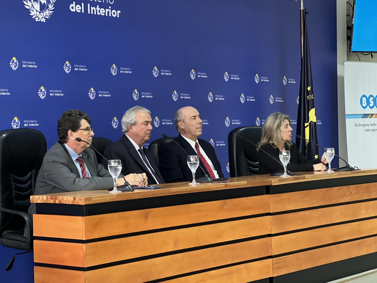 Luisaheber's tweet photo. Se llevó a cabo la firma de un convenio entre el @Minterioruy y @bseuruguay a través del cual el ministerio del interior adquiere el Ex Hospital del Banco de Seguros.

Con 8000 m2 para oficinas, por las que se dejará de pagar alquileres y se mejorarán las condiciones de trabajo. https://t.co/7rWJJtdUds