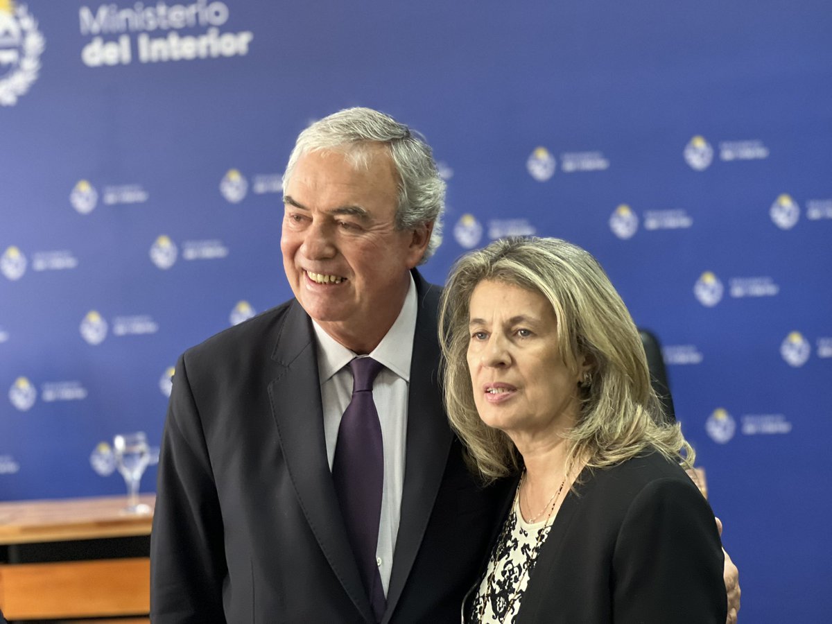 Luisaheber's tweet photo. Se llevó a cabo la firma de un convenio entre el @Minterioruy y @bseuruguay a través del cual el ministerio del interior adquiere el Ex Hospital del Banco de Seguros.

Con 8000 m2 para oficinas, por las que se dejará de pagar alquileres y se mejorarán las condiciones de trabajo. https://t.co/7rWJJtdUds