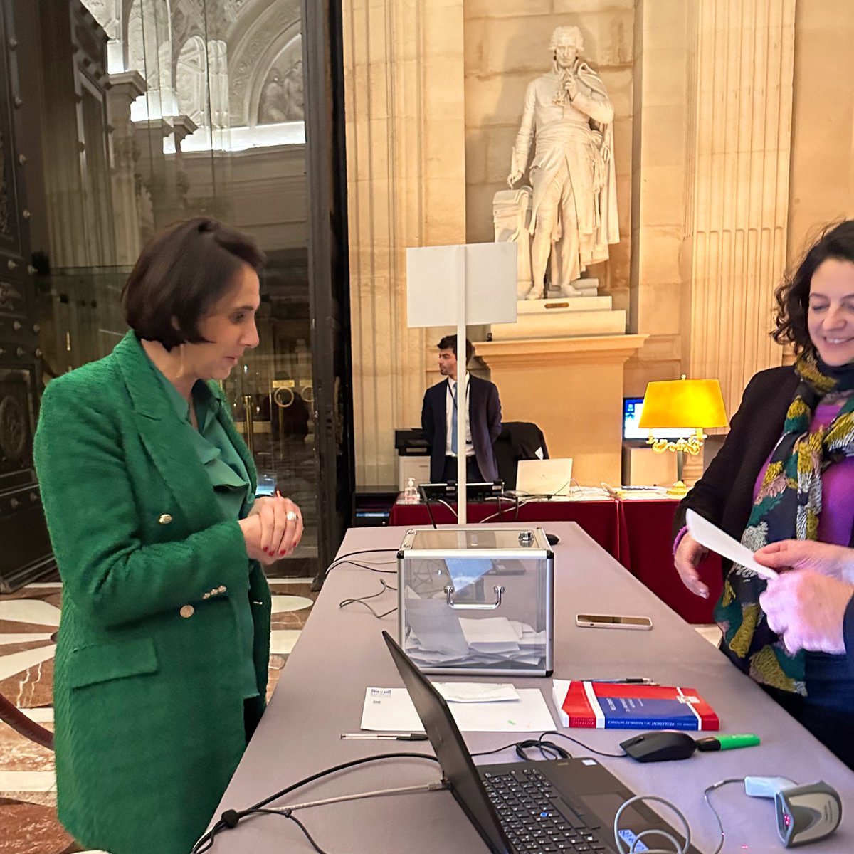 2h30 du matin : je vote la motion de censure déposée par le <a href="/groupeRN_off/">Groupe Rassemblement National</a> contre la #ReformeDesRetraites et le gouvernement Borne.

La seule opposition, c’est le RN.