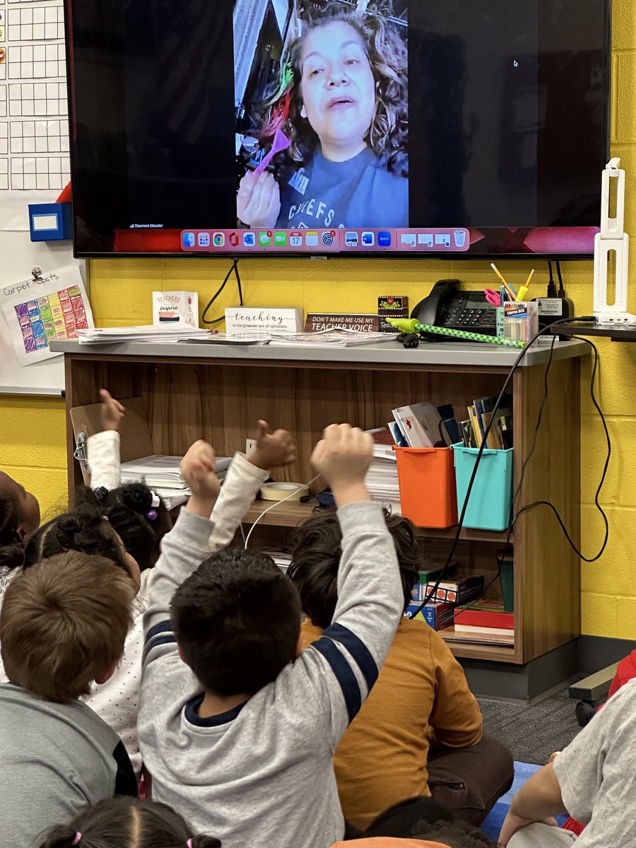 rfreers's tweet photo. Grant Elementary hosted their annual career fair with hair dressers, broadcasters and park rangers today. #KCKDiplomaPlus https://t.co/RVJGVcUuq3