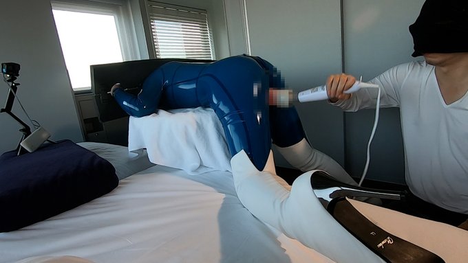 【ギロチン電マでイカセまくり！】 ラバーキャットスーツに白のサイハイブーツ着用です。 https://t.co/EQjmrEbP2S https://t.co/6fdIdHsWk6